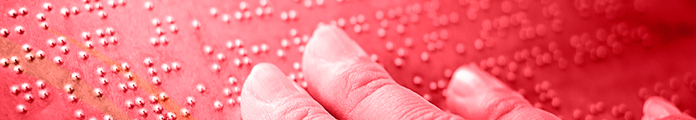 Imagen para embellecer la web con el detalle de una mano sobre braille en tonos rojos